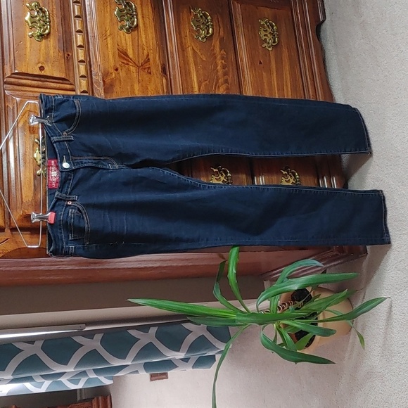 Women's Lucky Brand Jeans - Picture 2 of 9